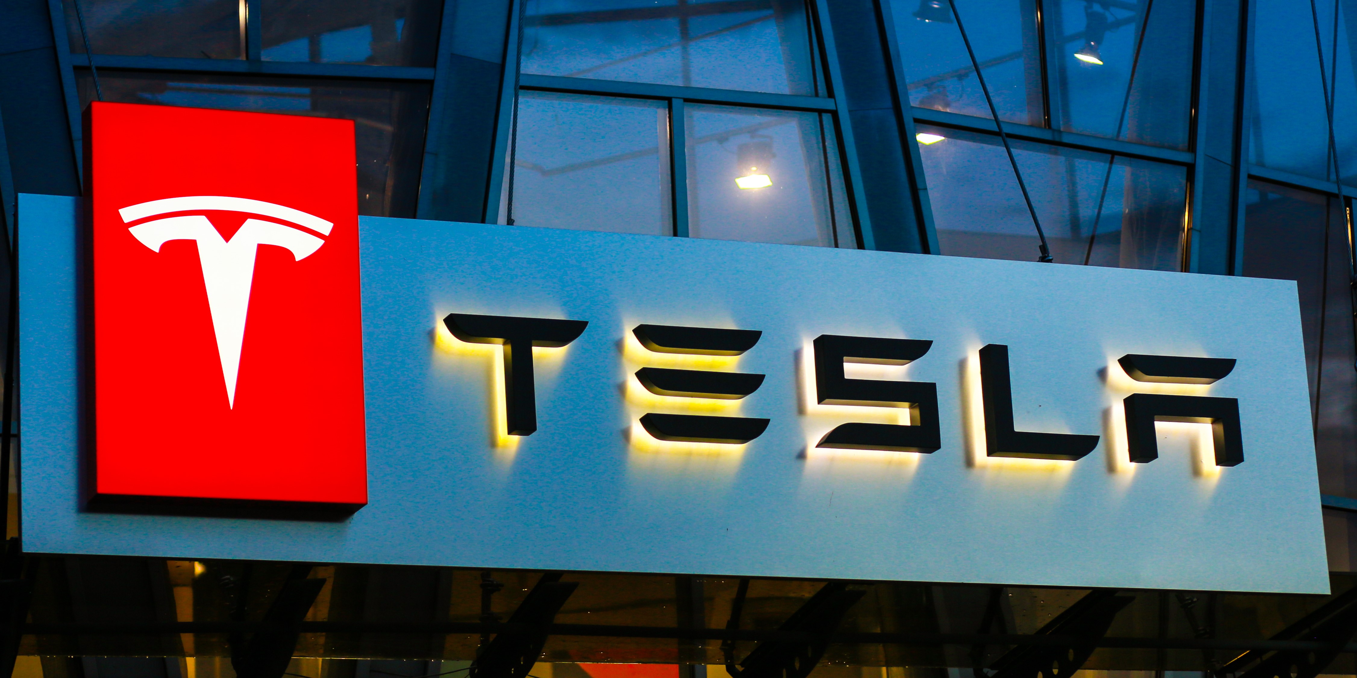 Tesla i problemer: Lukker ned for produktionen