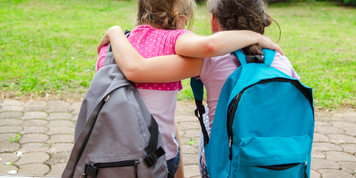 Indfører krav om gennemsigtige skoletasker for at undgå skoleskyderier
