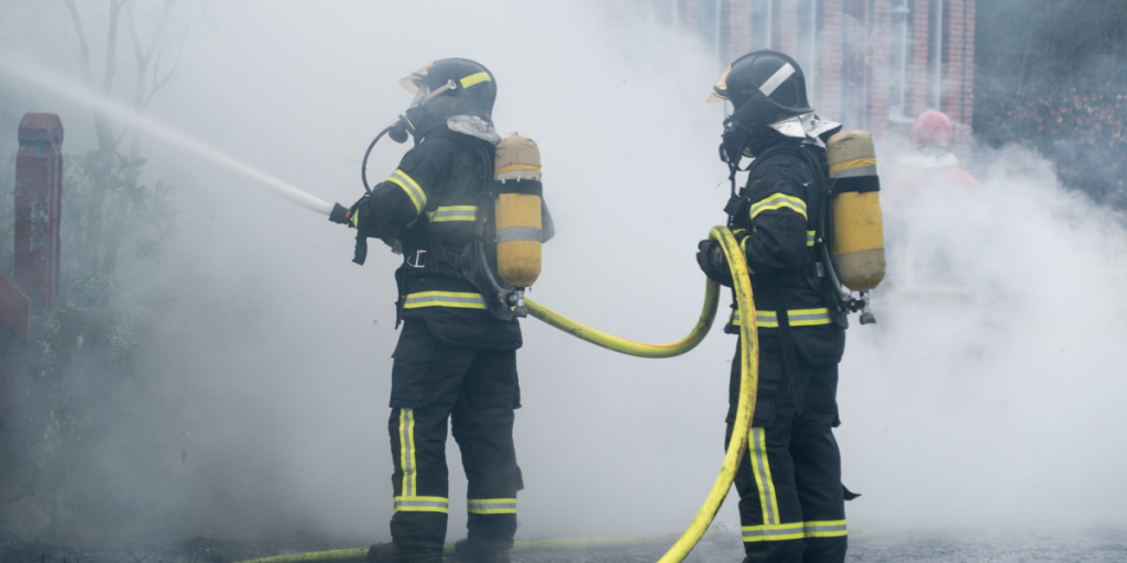 Besynderlig årsag: Solbeskinnet spejl satte vindueskarm i brand
