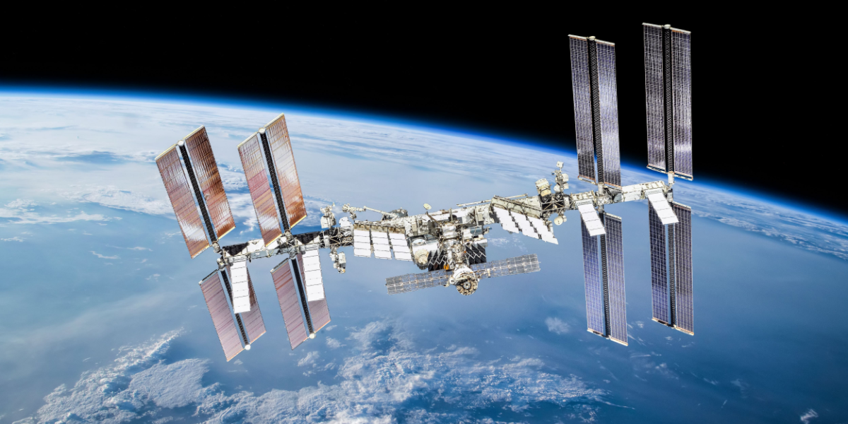 Kosmonaut på rumvandring: Fandt “borede” huller i skroget på ISS