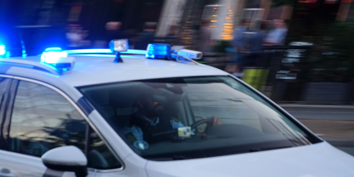 Tiltalt flygtet fra retten: Nu beder politiet om hjælp til at finde ham
