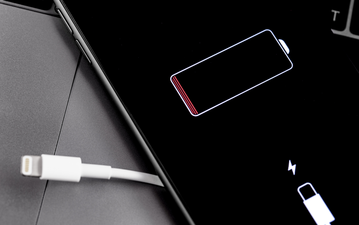 Går telefonen hurtigt død? Tidligere Apple-ansat afslører 4 ting, der sluger dit batteri
