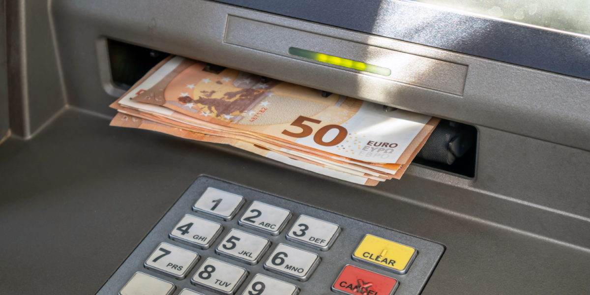 Du behøver ikke tage i banken: I disse automater kan du hæve euro i Danmark