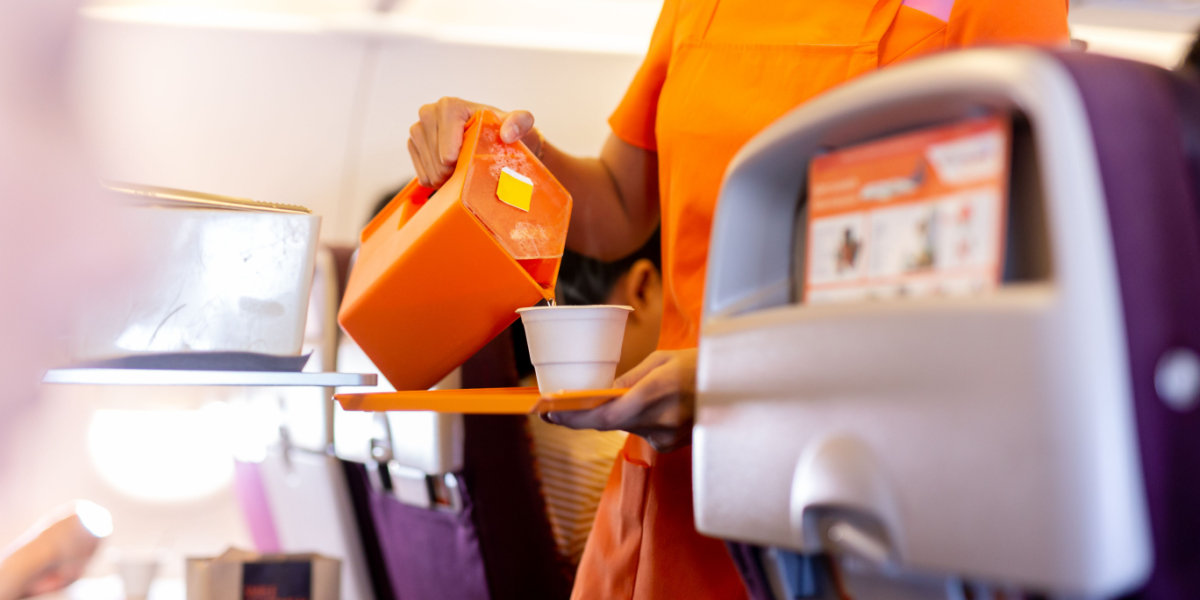 Ttidligere stewardesse forklarer: Derfor bør du takke nej til kaffe og te på fly