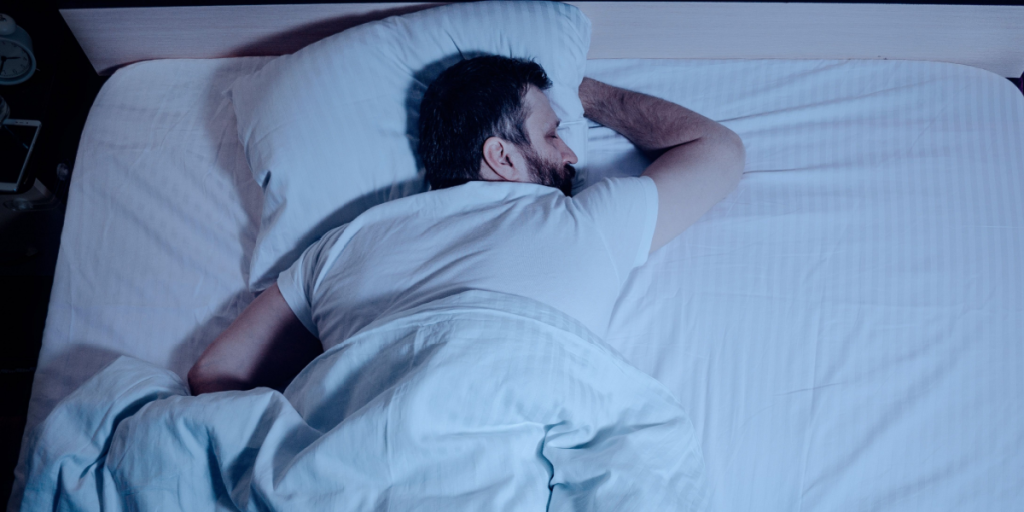Sover du på maven? Det bør du vænne dig af med