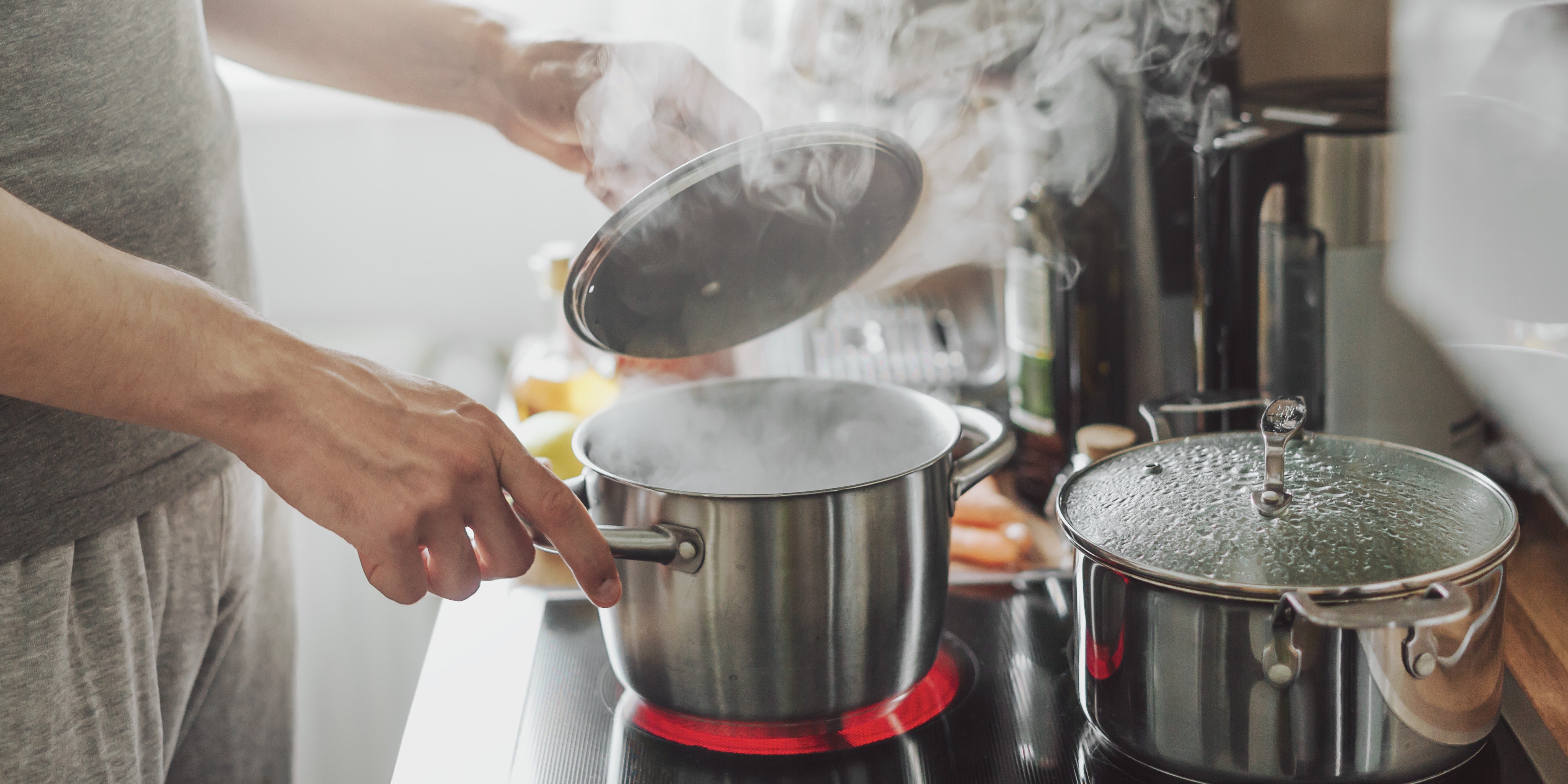 Du bruger emhætten forkert: 5 tips, der sikrer dig bedre indeklima under madlavningen