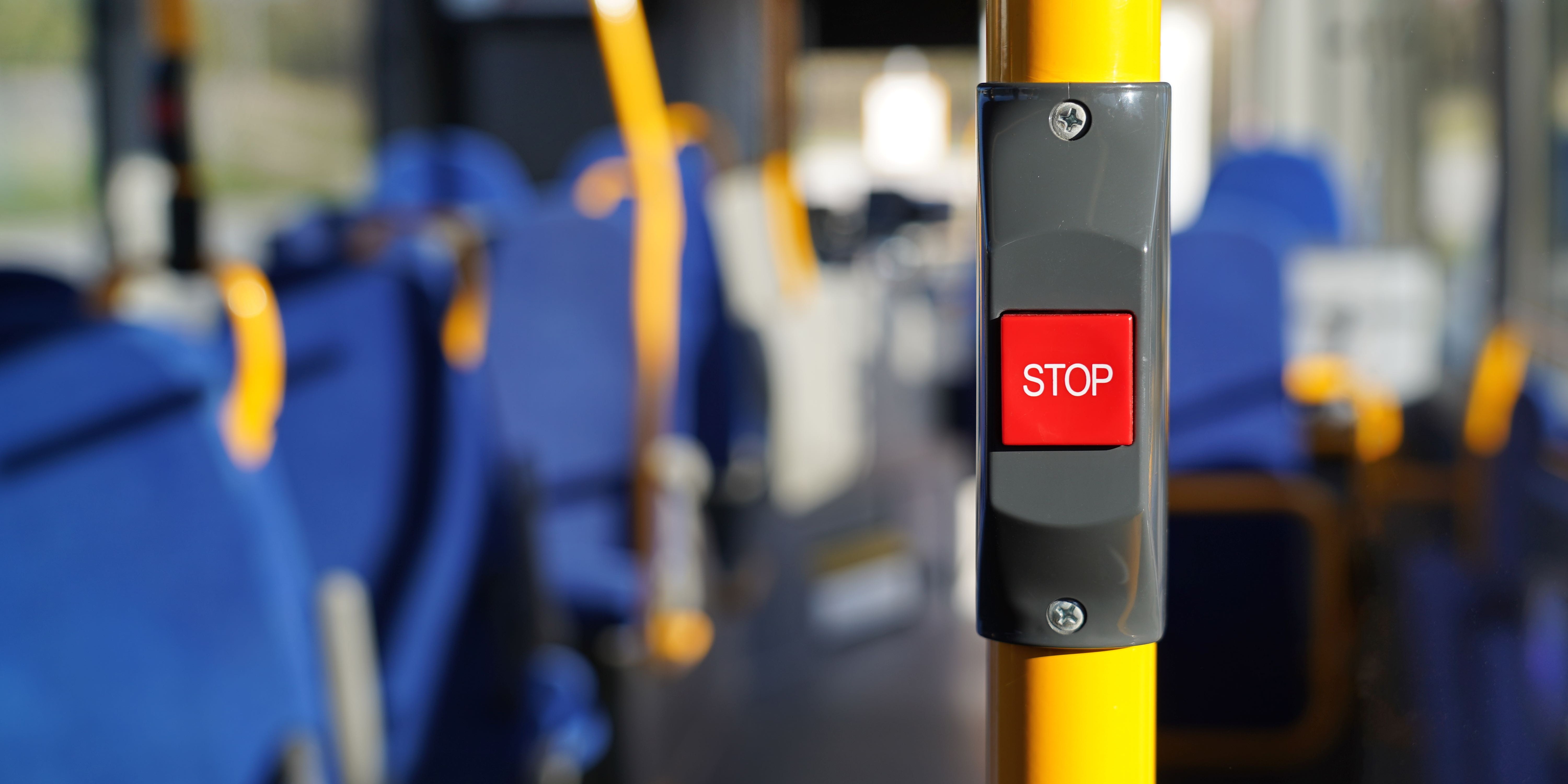 Har du også undret dig? Derfor er der flag på busserne i dag