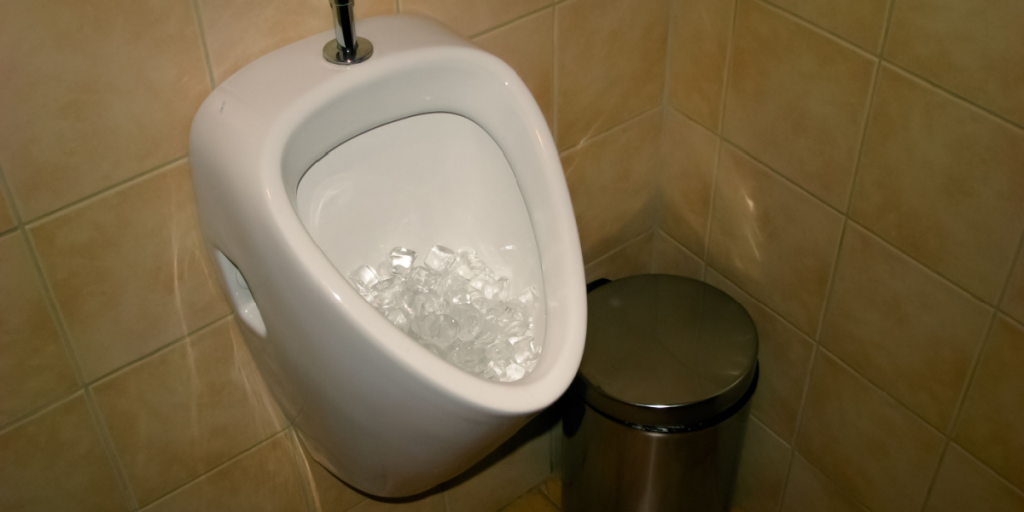 Har du oplevet det? Derfor putter nogle restauranter is i deres pissoirer