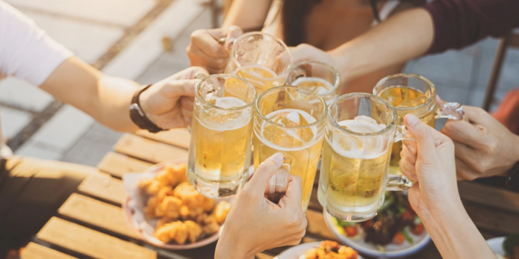 Danskerne har talt: Det bør være forbudt at sælge alkohol til unge disse steder