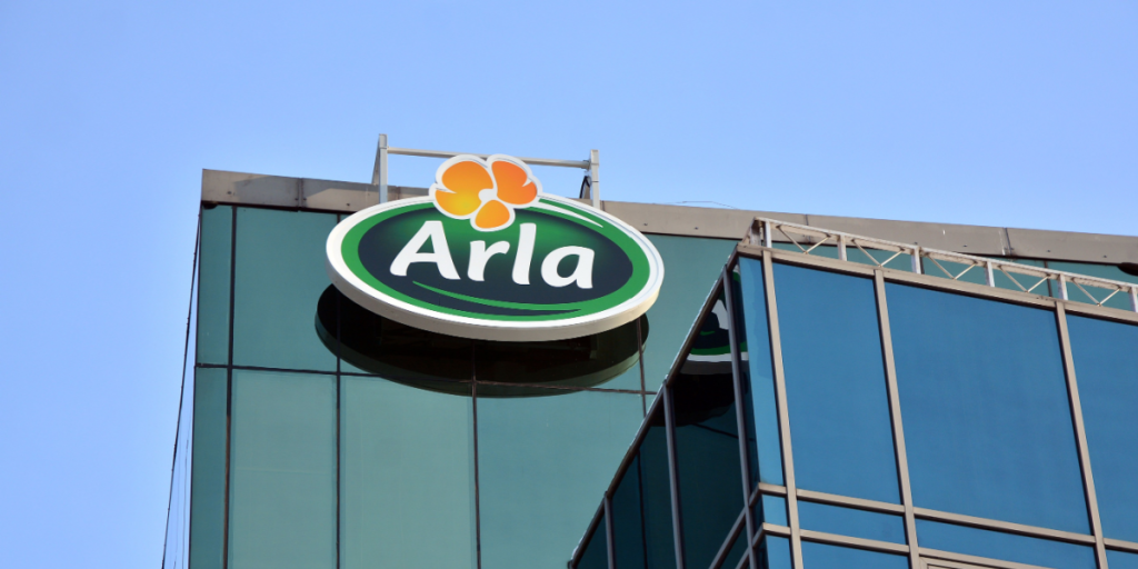 Arla i strid modvind: Forbrugerne hælder mælk ud og opfordrer til boykot
