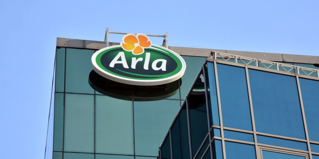 Arla skovler milliarder ind – men siger, de ikke er skyld i stigende mælkepriser