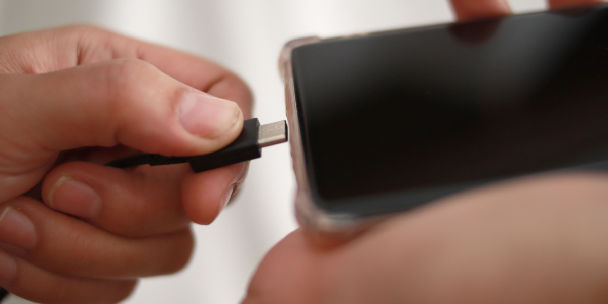 Facebook er nummer 4: Disse apps sluger mest batteri på din telefon