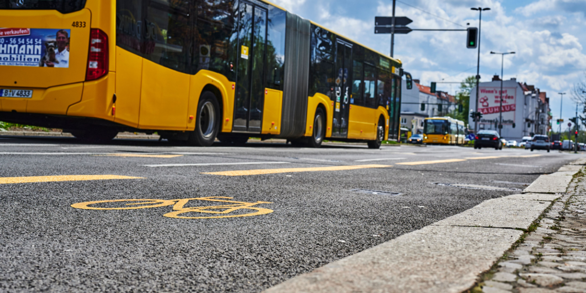 Helle eller ej: Dette afgør, om cyklister skal holde tilbage for buspassagerer eller omvendt