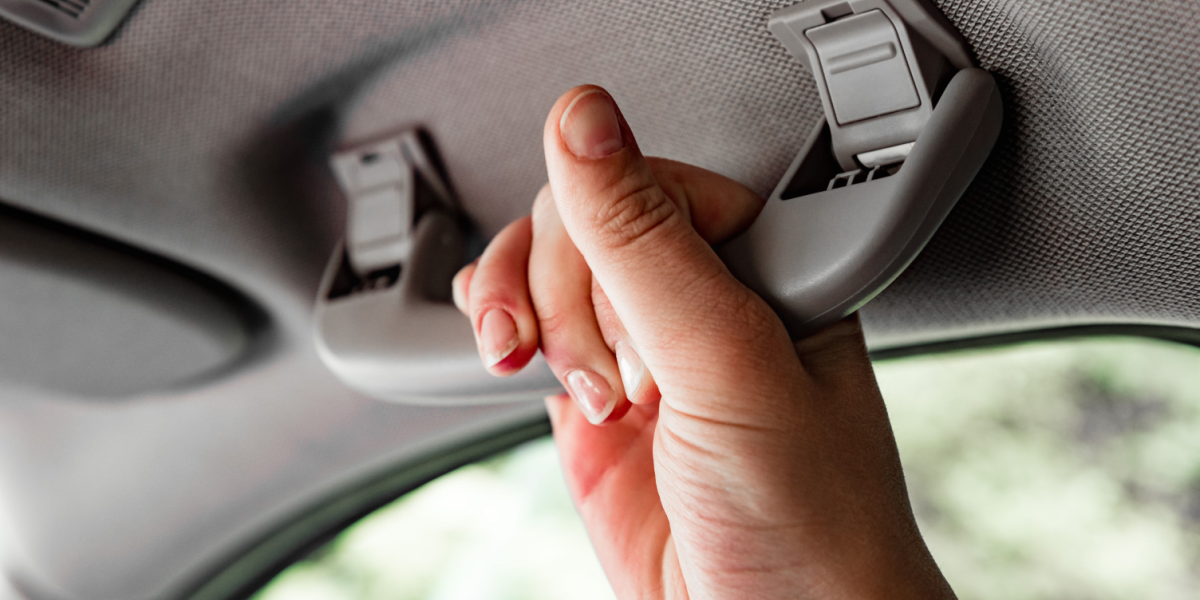 Genialt trick: Sådan får du håndtaget i bilen til at blive nede