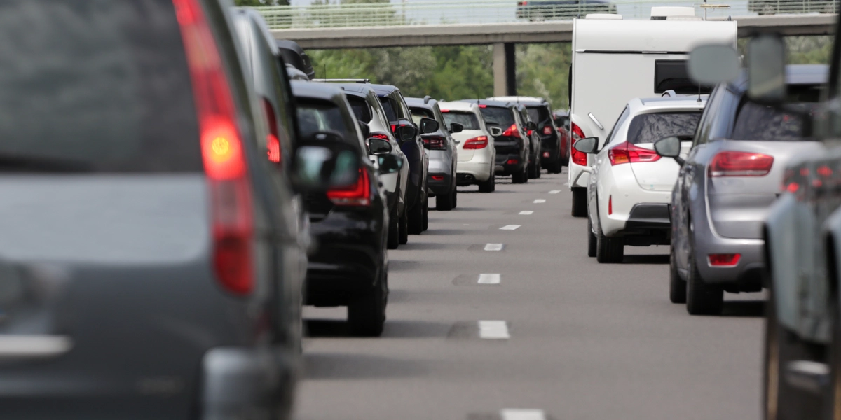 Voldsomt uheld på motorvej, kilometerlang kø