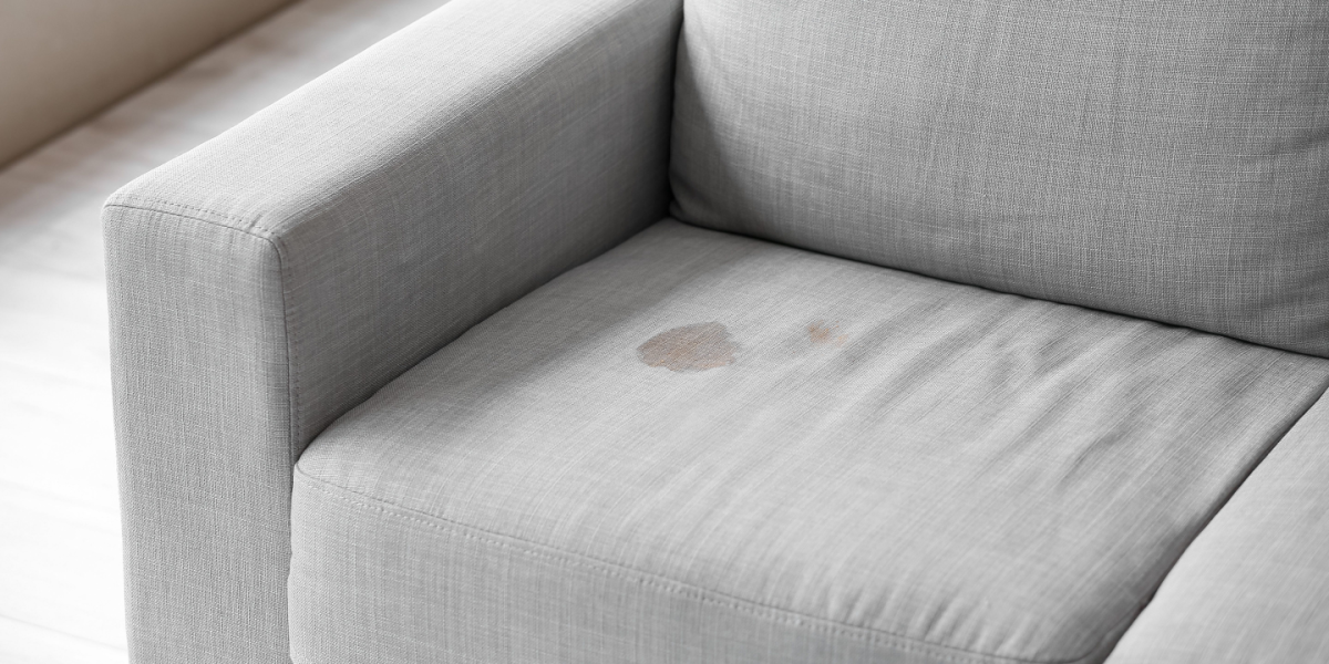 Sådan får du chokoladepletter af sofaen