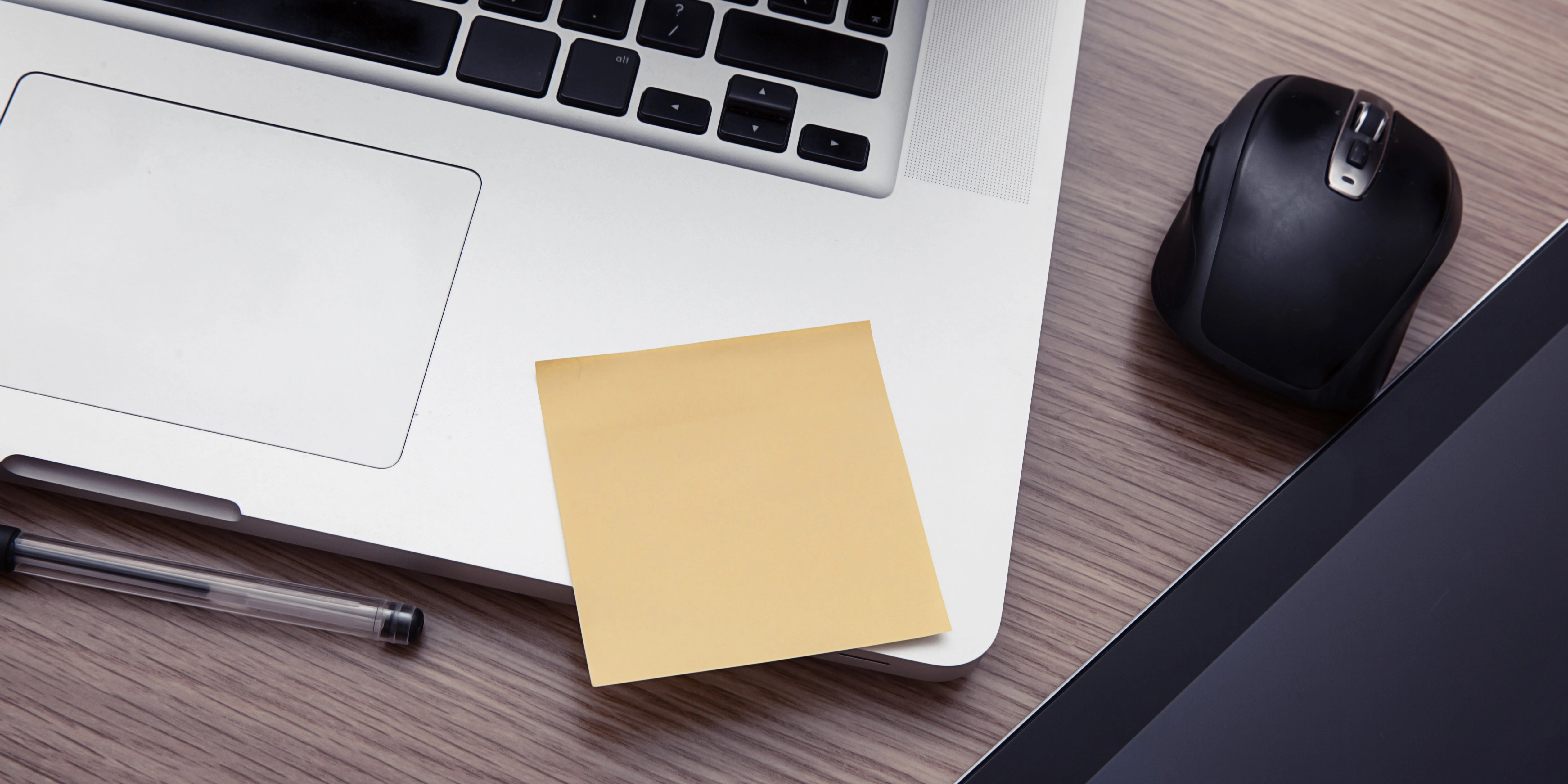 Er tastaturet blevet beskidt? Sådan gør du det rent med en post-it-note