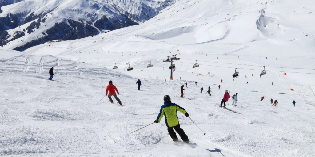 Inden skiferien: Her er det lovpligtigt med ansvarsforsikring på pisterne