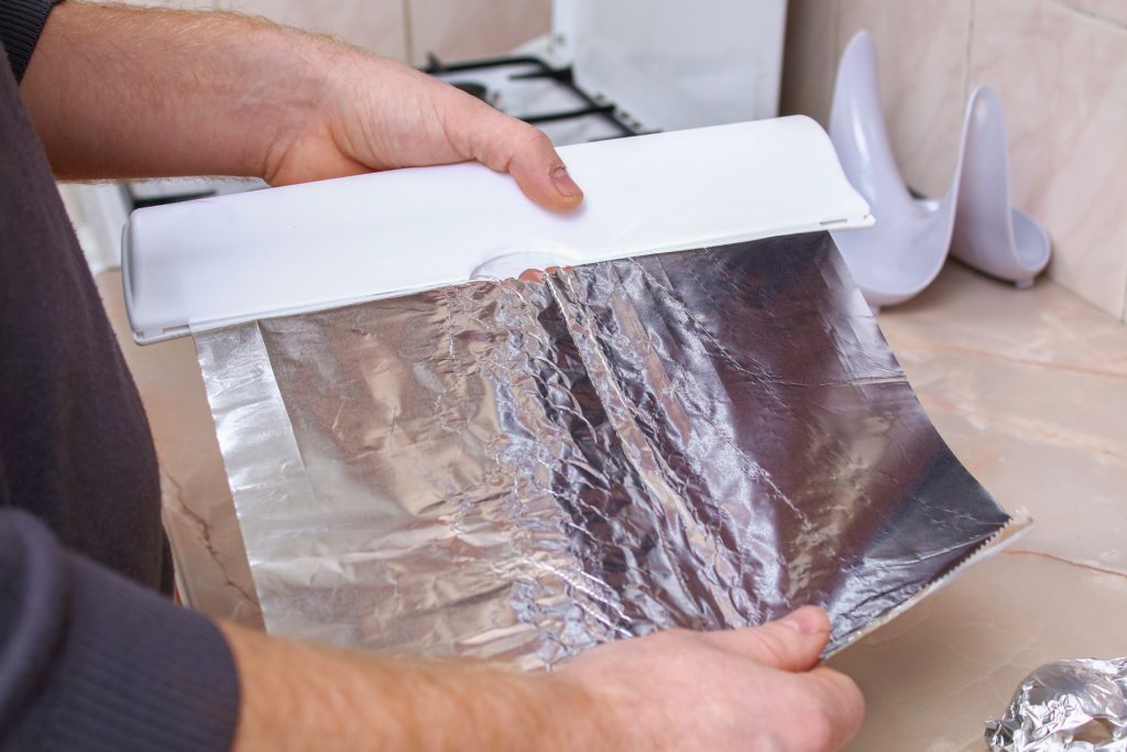 Vidste du, at aluminiumfolie har to sider, og at hver enkelt bruges til noget specifikt?
