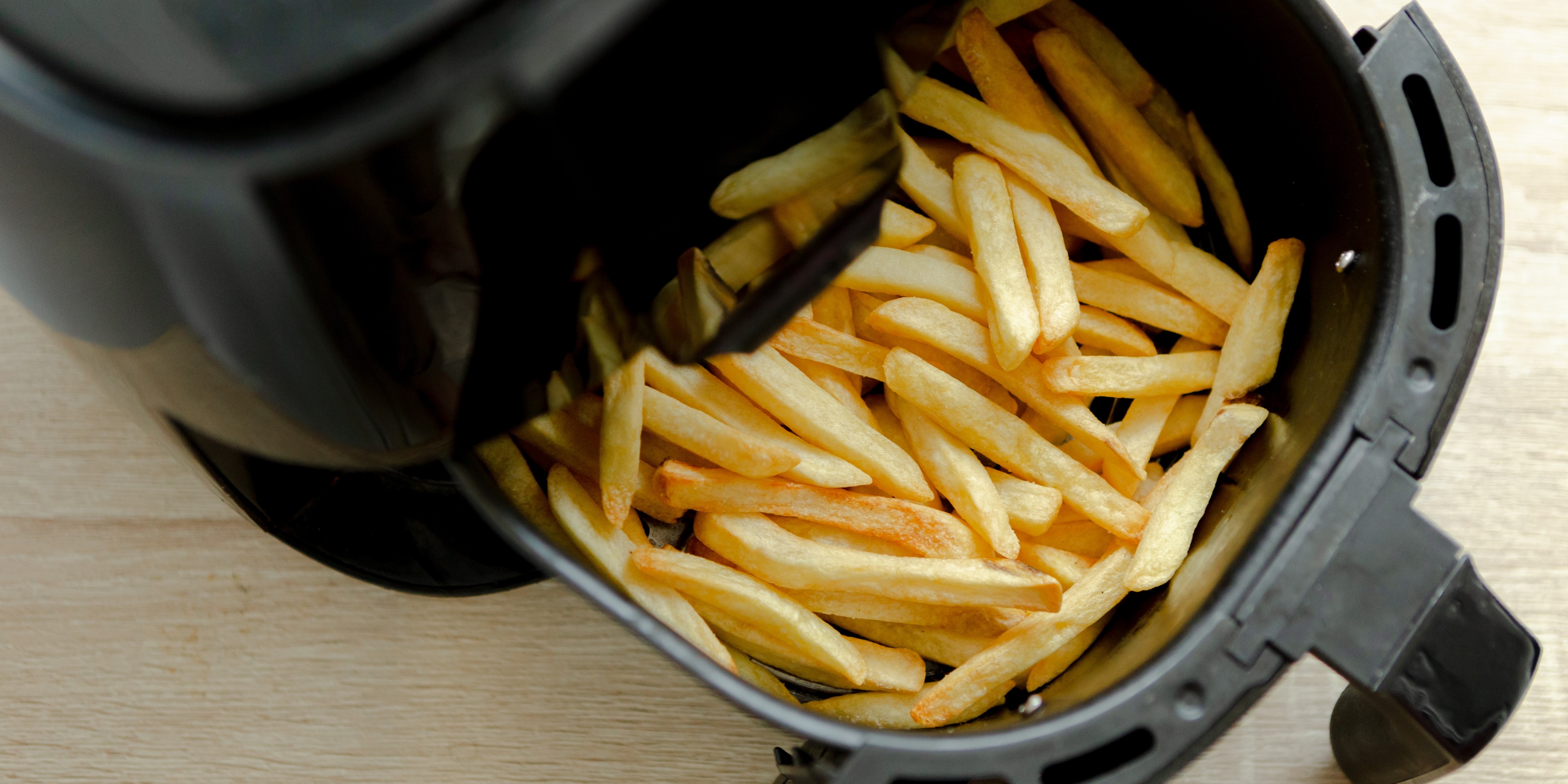Sådan genopvarmer du pommes frites i airfryeren