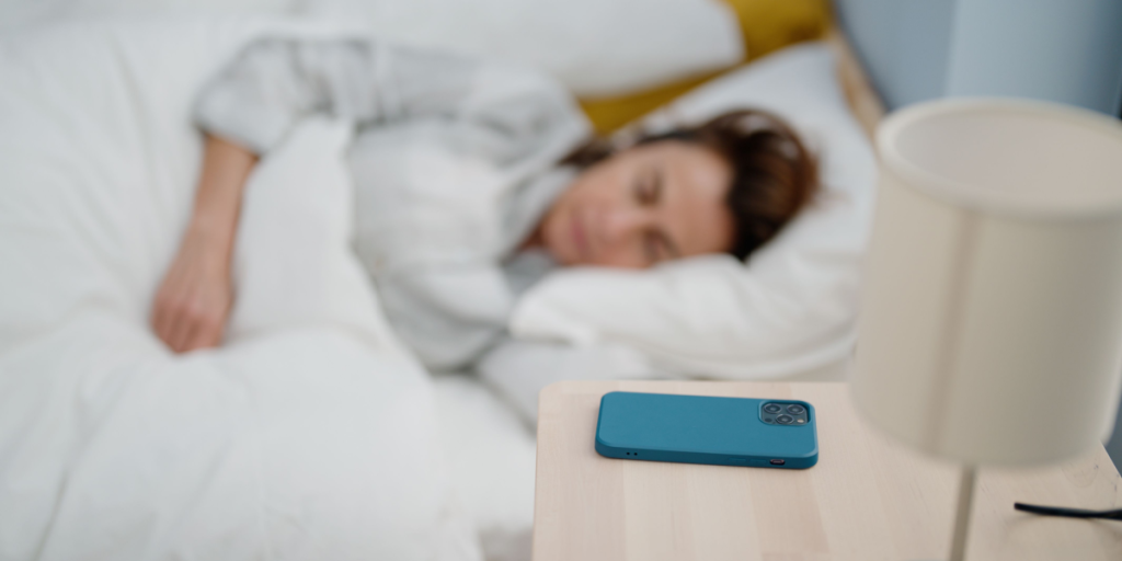 Sover du med telefonen ved siden af dig? Så beder læge dig gøre en af to ting