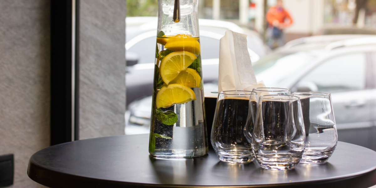 Bestilte to karafler vand på café i Aarhus: Kostede 280 kr.