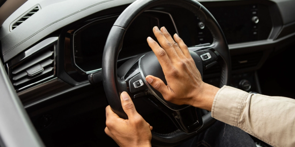 Bøderne starter ved 1000 kroner: Sådan må du IKKE bruge hornet i bilen
