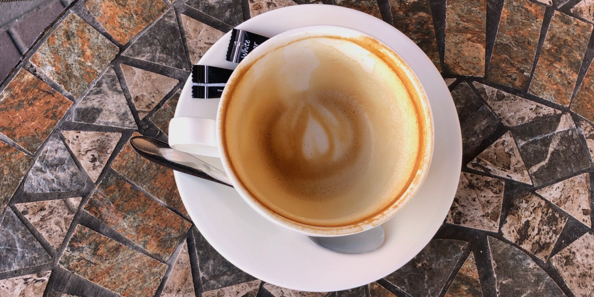 Sådan får du misfarvning fra kaffe af kopper og krus
