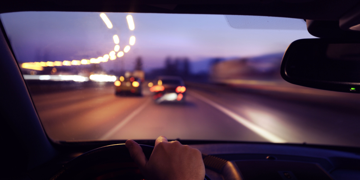 Skjult funktion på bilens bakspejl kan redde liv i trafikken: Men mange kender den ikke