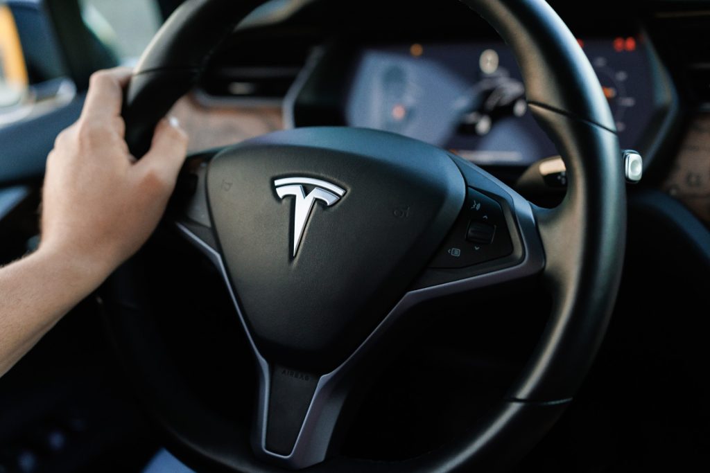Tilliden til Tesla styrtdykker: Over 30 procent af danskerne siger “aldrig i livet”