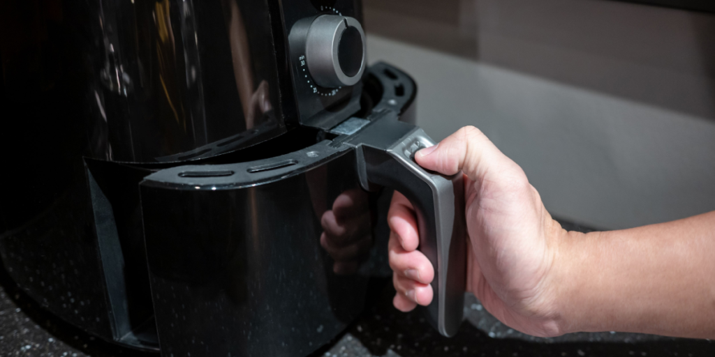 Ekspert advarer airfryer-brugere mod dårlig vane: Det er en sikkerhedsrisiko og spild af penge