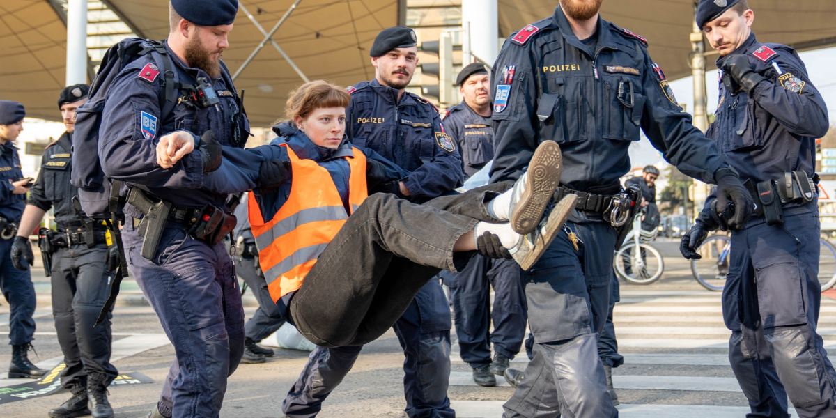 Al flytrafik indstillet: Demonstranter har limet sig fast til landingsbanen