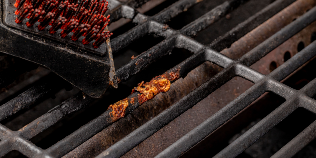 Simpelt trick med et løg: Sådan gør du nemt grillen ren