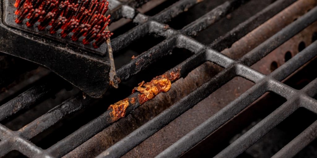 Simpelt trick med et løg: Sådan gør du nemt grillen ren