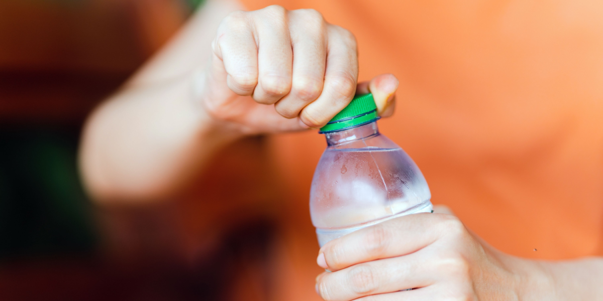 Så længe kan du drikke vand fra plastikflasker