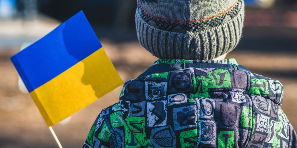 Tre års krig i Ukraine: Hver femte barn har mistet en ven eller slægtning