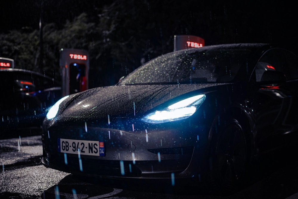 I Danmark sætter bilister klistermærker med kritiske budskaber på deres Tesla: I Norge er sagen en helt anden