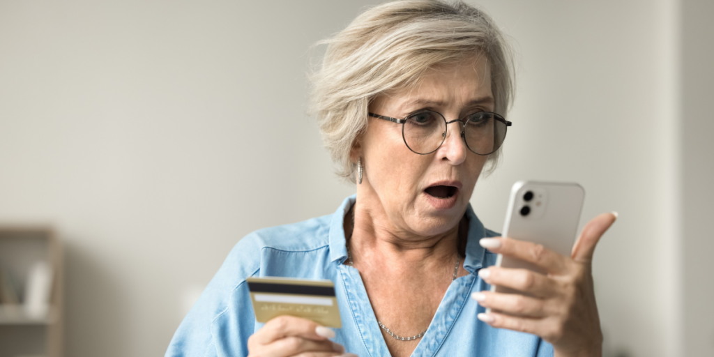 Pinligt: Optagelser viser banker blive snydt at telefonsvindlere