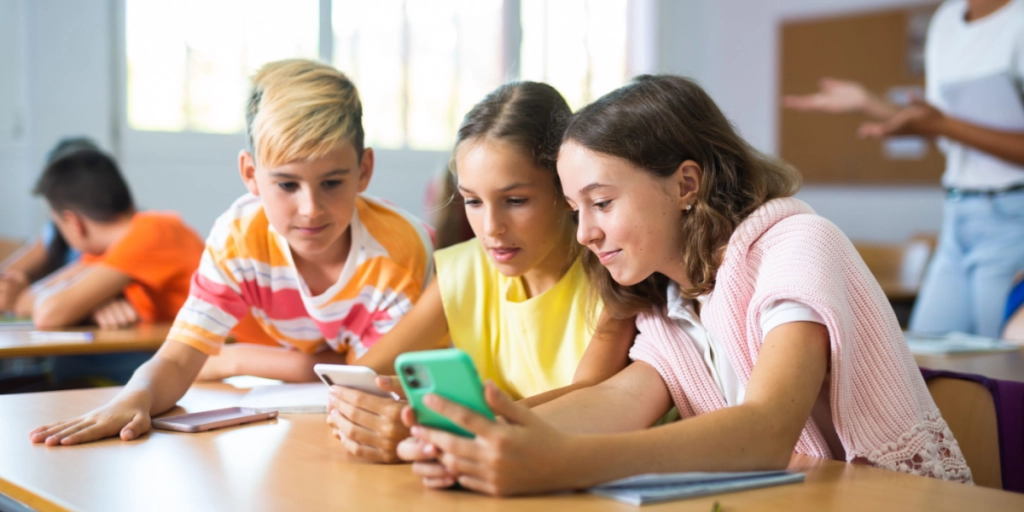 Ny rapport viser: Det er ikke mobiltelefonen, der forstyrrer undervisningen i skolen
