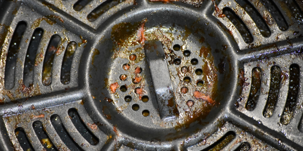 Nemt og billigt trick: Sådan rengør du din airfryer på få minutter