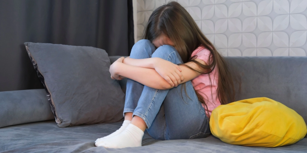 Ny hjælp til de 4000 børn og unge med en forælder i fængsel