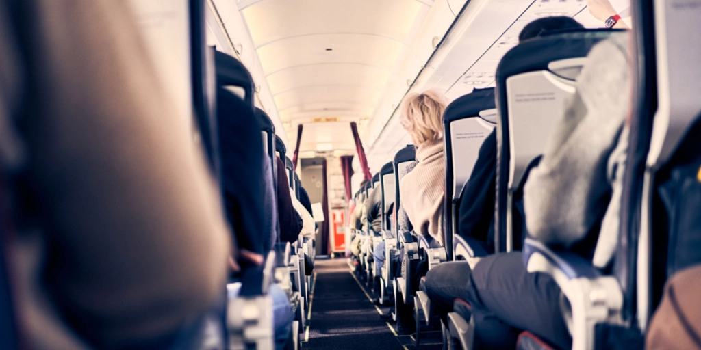 Undersøgelse viser: Dette er risikoen ved at drikke alkohol på flyrejsen