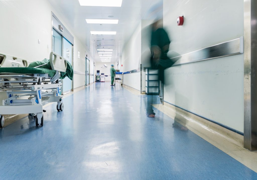 Vold og trusler rammer hospitalerne: Personalet frygter for deres liv
