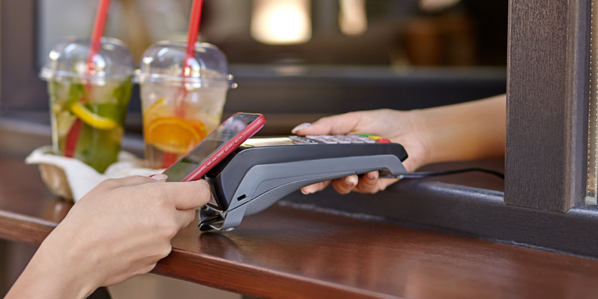 Regningen kan lande hos forbrugerne: Dette skal du være opmærksom på, hvis du betaler med telefonen