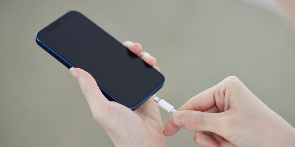 Kvinde tester udbredt myte: Sådan gik det, da hun kun opladede telefonen til 80 % i et helt år