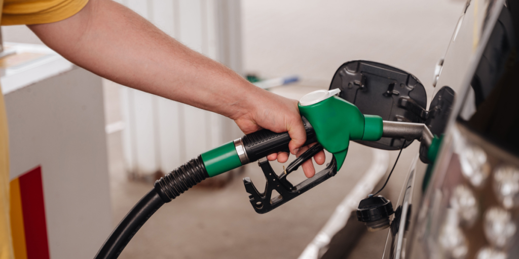 Benzin – og dieselpriser falder – og vi kan godt forvente, det fortsætter
