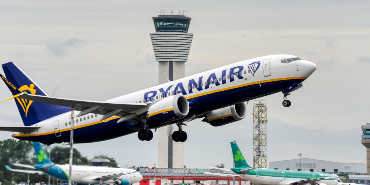 Efter skuffende resultat: Ryanair skyder skylden på “nærige” kunder