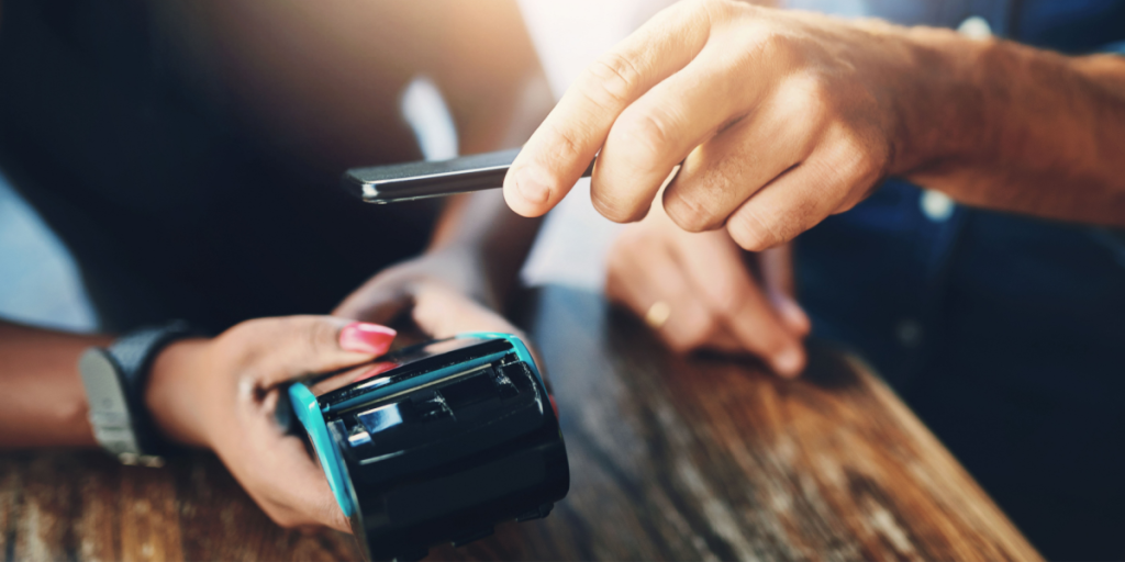 Nu kan kunderne hos 2 danske banker betale digitalt med Dankort