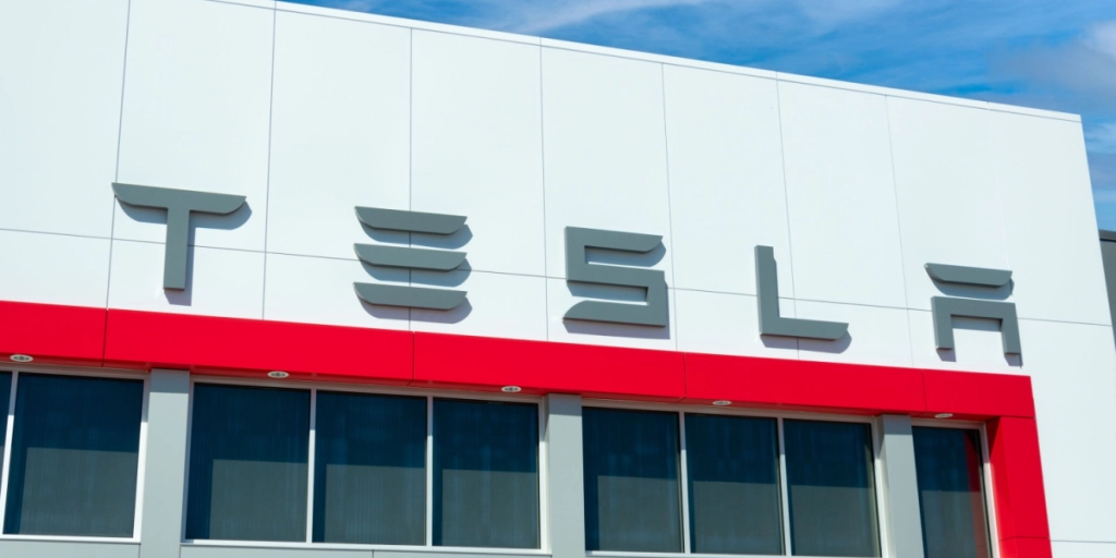 Tesla i offensiven: Giver gratis forsikring og rentefrit lån