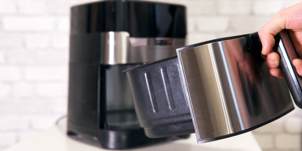 Rens din airfryer nemt og hurtigt: Genialt trick, der sparer tid